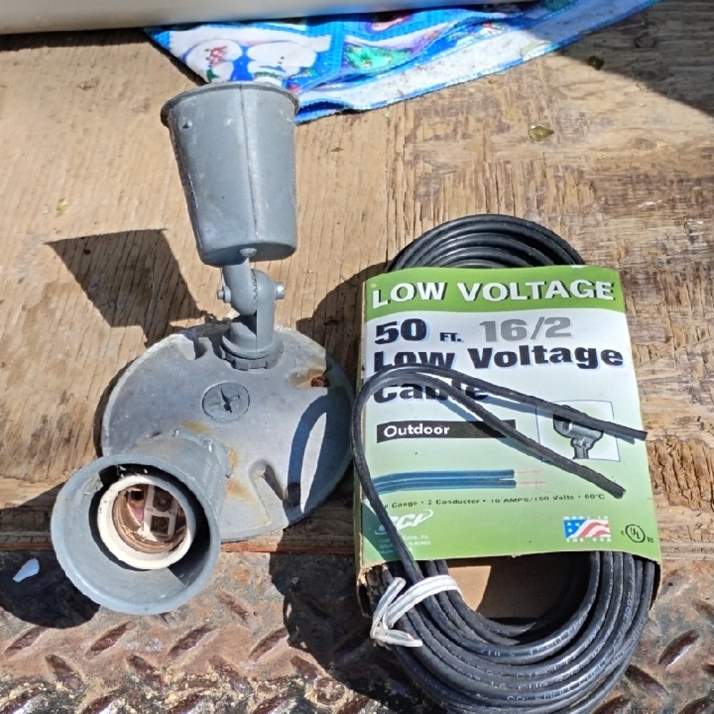 Low Voltage Outdoor Light Fixture and 50 ft Cable - Gray